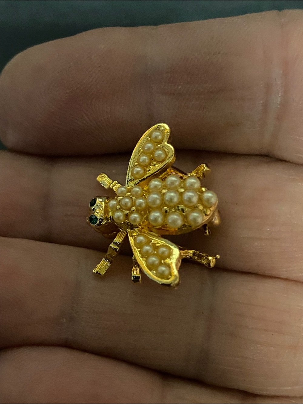 Vintage Joan Rivers gold tone bee Pearl brooch
